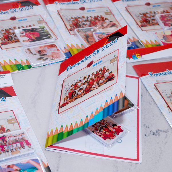 Álbum de Figurinhas Escolar com 20 Figurinhas para Recordação e Formatura Infantil
