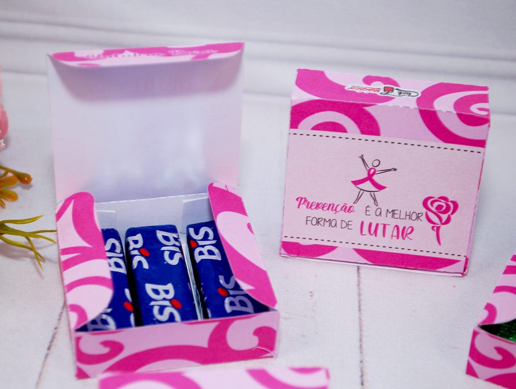 15381733107-29-outubro-rosa-caixinha-para-chocolates-bis-4.jpg