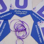 Agosto Lilás Varal de Letras Decorativo com Frase Ajude