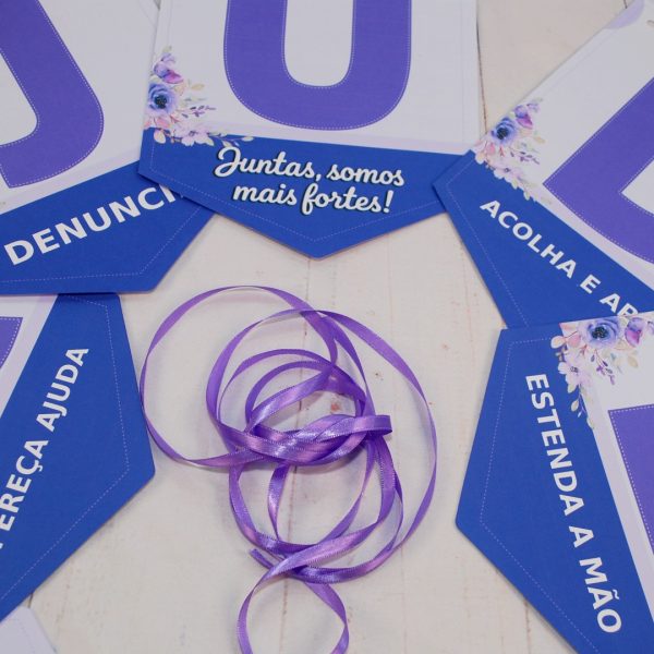 Agosto Lilás Varal de Letras Decorativo com Frase Ajude