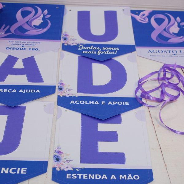 Agosto Lilás Varal de Letras Decorativo com Frase Ajude