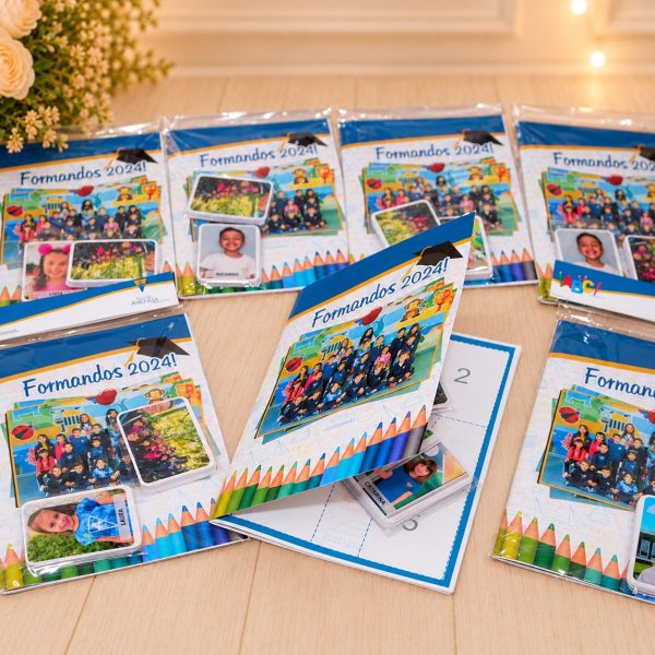 Álbum de Figurinhas Escolar com 60 Figurinhas para Recordação e Formatura Infantil