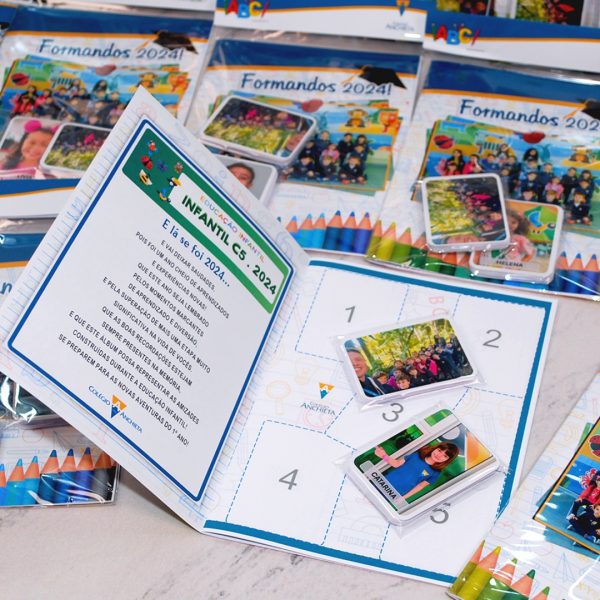Álbum de Figurinhas Escolar com 20 Figurinhas para Recordação e Formatura Infantil