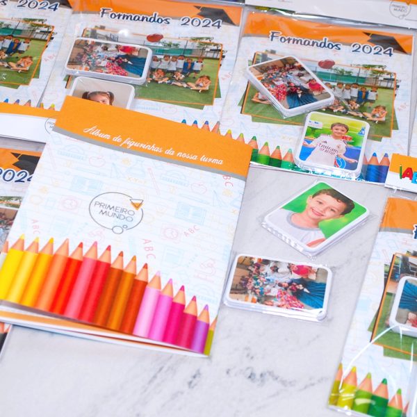 Álbum de Figurinhas Escolar com 20 Figurinhas para Recordação e Formatura Infantil