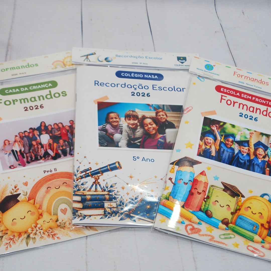 Álbuns de figurinhas escolares embalados individualmente