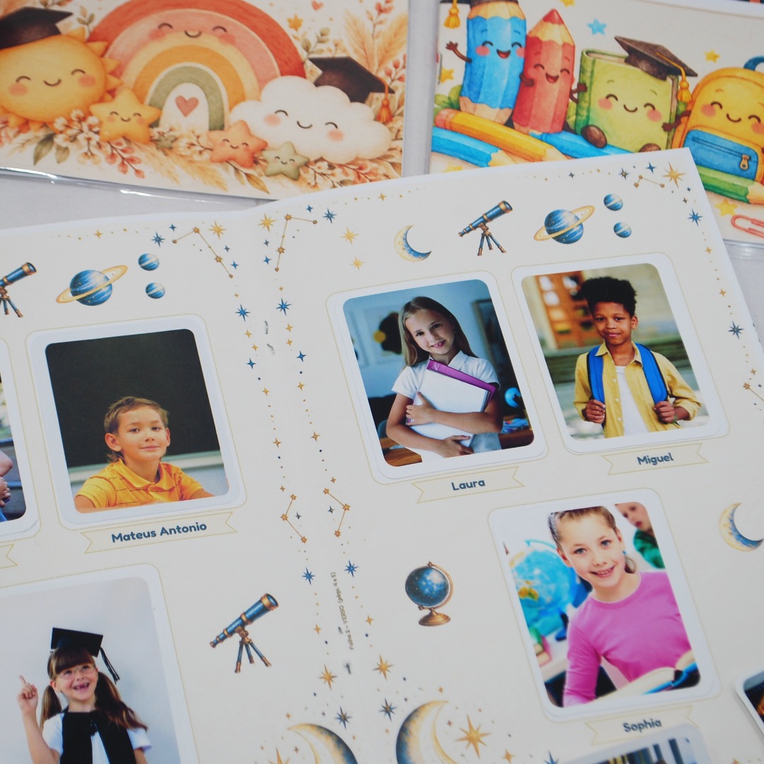 Miolo do álbum de figurinhas com fotos dos alunos