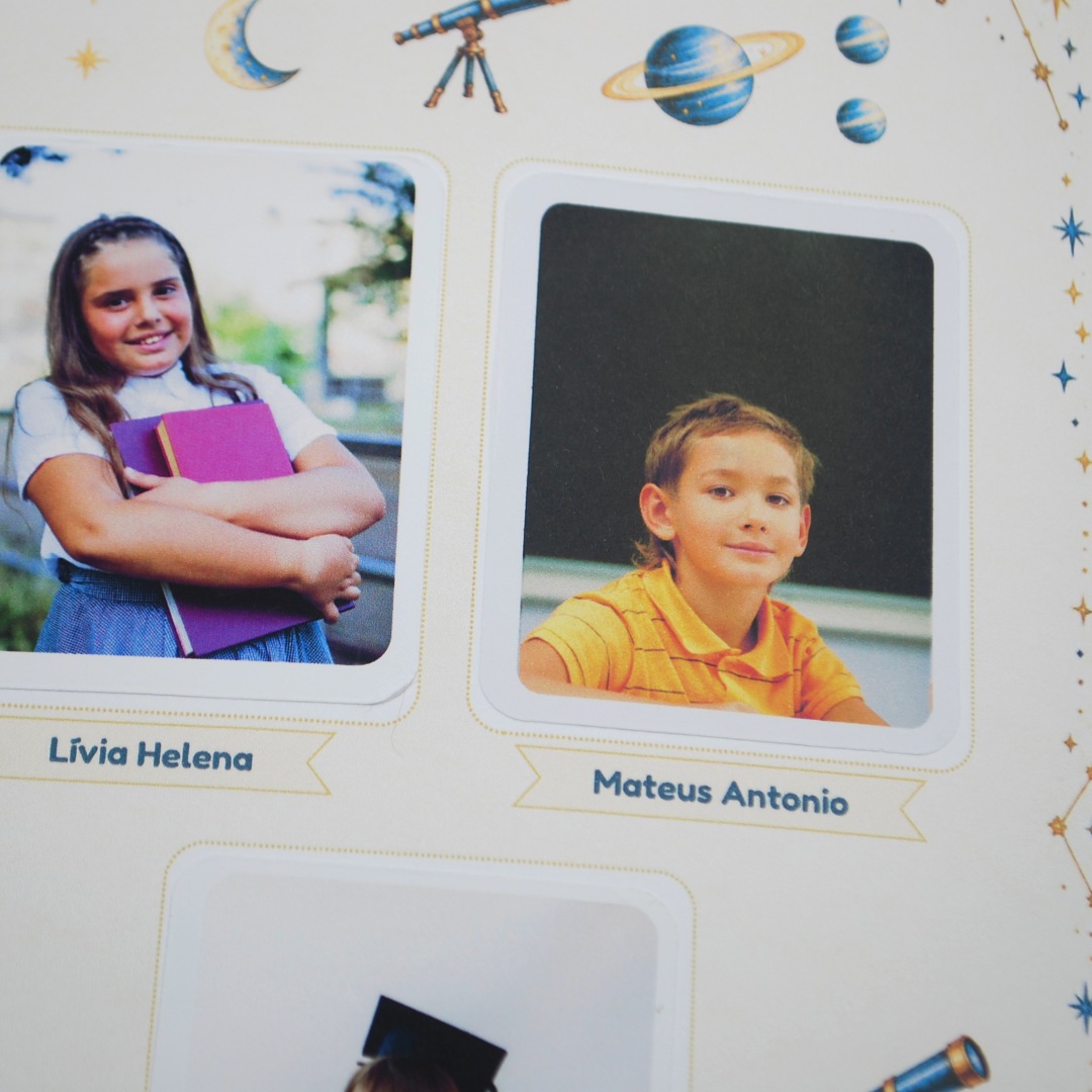 Figurinhas com o nome de cada criança coladas no álbum